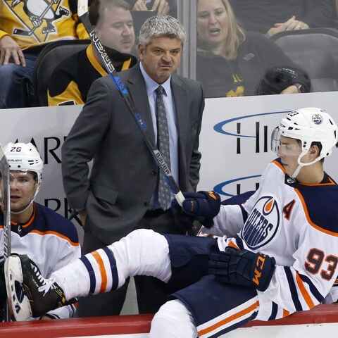 Todd McLellan grimace derrière le banc des siens lors d'un match à Pittsburgh Todd McLellan grimace derrière le banc des siens lors d'un match à Pittsburgh