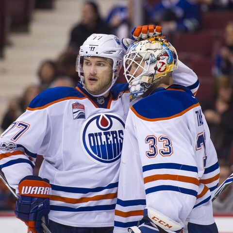 Oscar Klefbom félicite Cam Talbot après un gain des Oilers Oscar Klefbom félicite Cam Talbot après un gain des Oilers