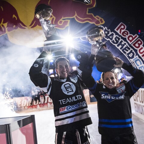 Scott Croxall et Amanda Truzno soulèvent leur trophée à la ligne d'arrivée. Scott Croxall et Amanda Truzno soulèvent leur trophée à la ligne d'arrivée.