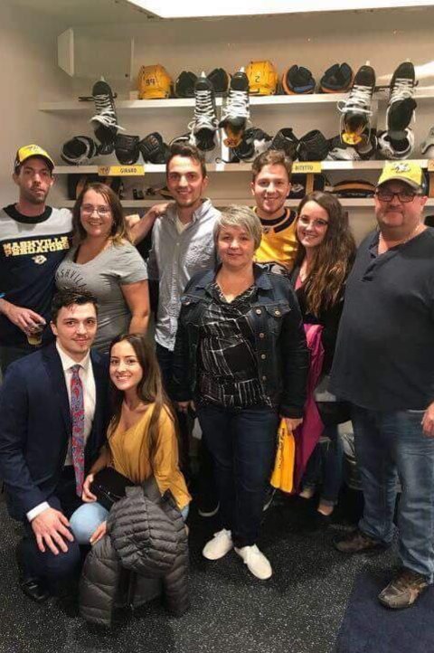 La famille Girard dans le vestiaire des Predators après le premier match de Samuel dans la LNH, mardi La famille Girard dans le vestiaire des Predators après le premier match de Samuel dans la LNH, mardi