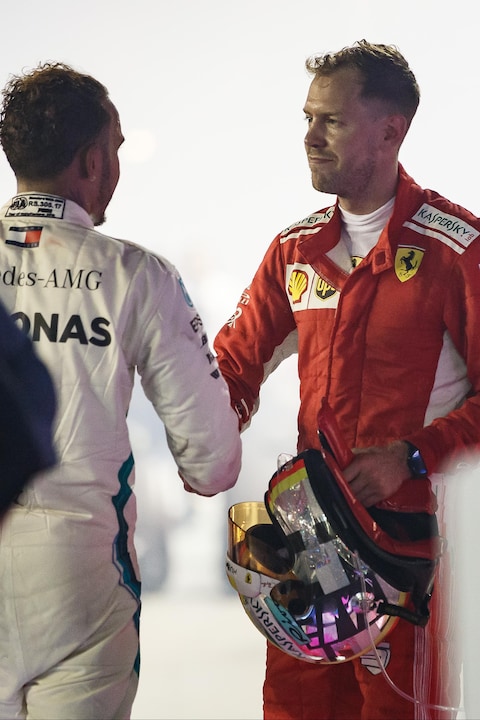 Lewis Hamilton et Sebastian Vettel se saluent après le Grand Prix de Singapour. Lewis Hamilton et Sebastian Vettel se saluent après le Grand Prix de Singapour.