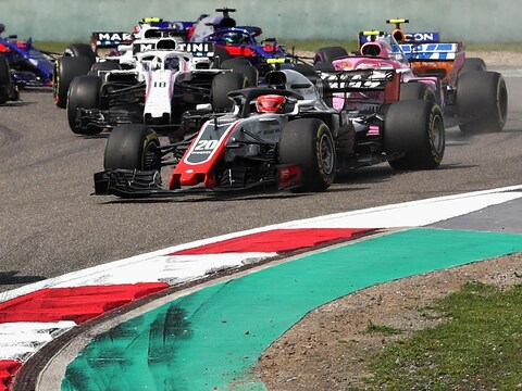 Lance Stroll (Williams no 18) est au coeur du peloton lors du premier tour du Grand Prix de Chine Lance Stroll (Williams no 18) est au coeur du peloton lors du premier tour du Grand Prix de Chine