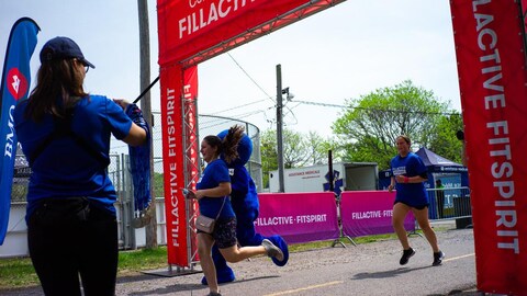 La ligne d'arrivée d'une course avec des filles habillées en bleu.
