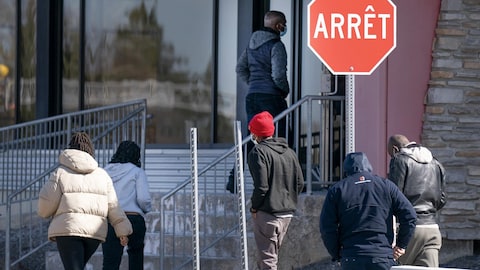 Des migrants à un centre de traitement des réfugiés.