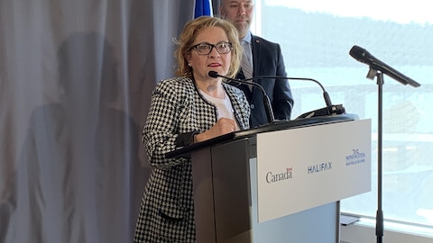 移民部长迪亚布（Lena Metlege Diab）。