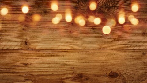 Une planche de bois avec des lumières de Noël suspendues devant