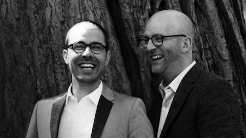 Vincent Lauzer et Mathieu Lussier, côte à côte, souriant, devant un arbre