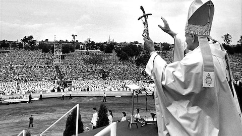 Le pape Jean Paul II devant la foule du parc Jarry à Montréal en 1984