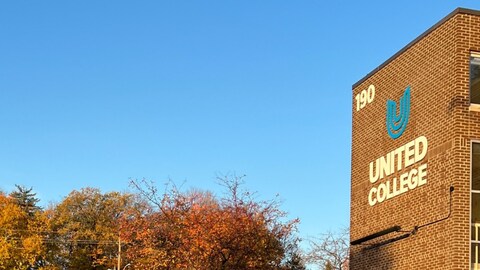 Vue d'une façade du bâtiment du collège United.
