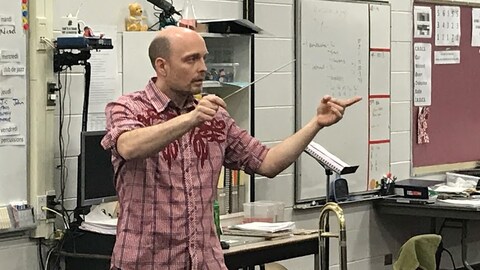 L'enseignant Cristien Lyons dirige des élèves de musique à l'École Précieux-Sang au Manitoba L'enseignant Cristien Lyons dirige des élèves de musique à l'École Précieux-Sang au Manitoba