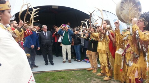 La fête « KWE! À la rencontre des peuples autochtones » est célébrée à la Place de l'Assemblée-Nationale.