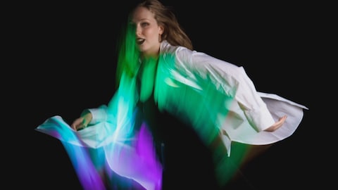 Avec la gracieuseté de Manon Bourgeois Photo de Manon Bourgeois avec un effet flou et de lumière.
