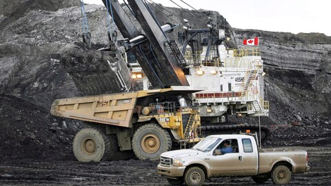 Una pala minera llena un camión de transporte en una explotación de las arenas bituminosas cerca de Fort McMurray, Alberta.