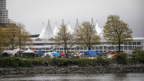 Un village de tentes au bord de l'eau à Vancouver
