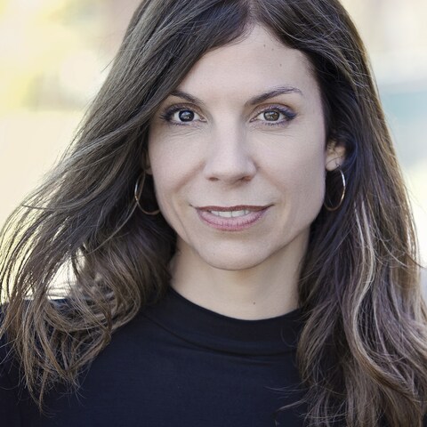 L'écrivaine Catherine Eve Groleau, il s'agit d'une belle femme encore jeune au cheveux longs bruns. L'écrivaine Catherine Eve Groleau, il s'agit d'une belle femme encore jeune au cheveux longs bruns.