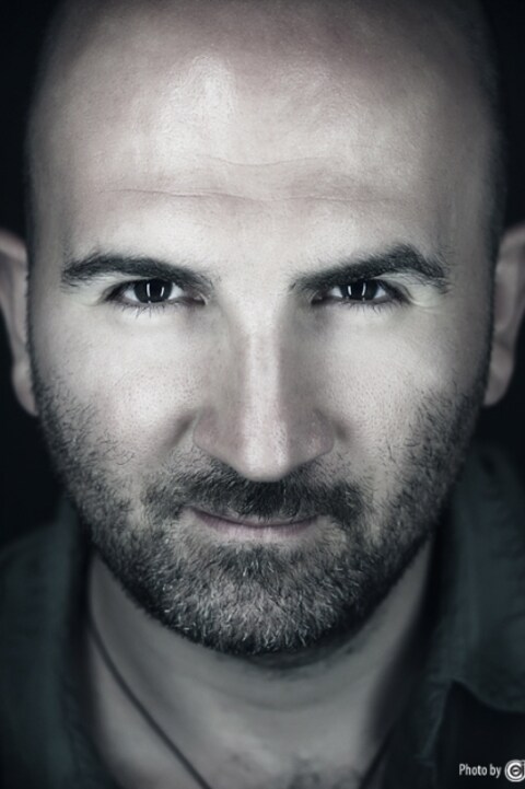 L'auteur Italien Donato Carrisi. Il est chauve avec une barbe de trois jours et a un regard intense. L'auteur Italien Donato Carrisi. Il est chauve avec une barbe de trois jours et a un regard intense.