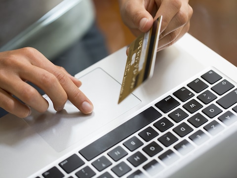 Une femme fait un achat en ligne. Une femme fait un achat en ligne.