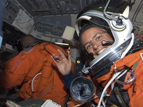 L'astronaute Julie Payette à bord de la navette Endeavour, en 2009 L'astronaute Julie Payette à bord de la navette Endeavour, en 2009