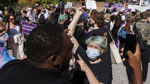 Des manifestants et contre-manifestants s'opposent.