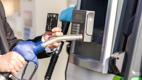 Un paiement par carte de crédit à une station d'essence.