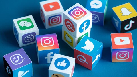 Varios cubos pequeños con los logotipos de distintas plataformas de redes sociales.
