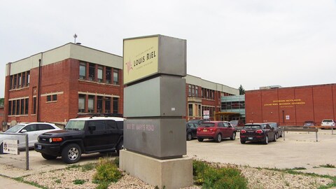 Les bureaux de la Division scolaire Louis Riel sur le chemin St. Mary's.