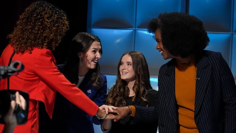 A. Media / Karine Dufour Gisèle Pouhe Njall, Nada Boumeftah, Éloïse Coulombe et Ariane Boyer sont debout dans le studio.