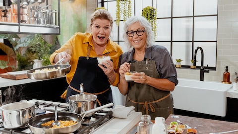 Marina Orsini et Josée Robitaille posent en cuisine.