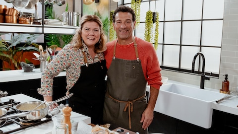 Marina et PAsquale posent en cuisine devant les fourneaux.