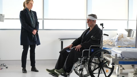 Sophie qui interroge Faubert qui est en chaise roulante à l'hôpital.