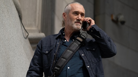 Christophe L'Allier (Roy Dupuis) parle au téléphone.