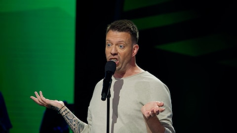 Juste pour rire Télévision L'humoriste est sur scène.