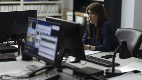 Le personnage d'Alice Martin-Sommer assise à son bureau, devant son ordinateur.