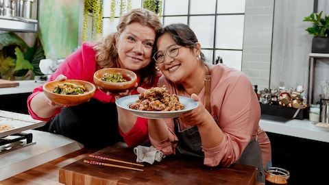 Anita Feng pose avec Marina Orsini en cuisine.