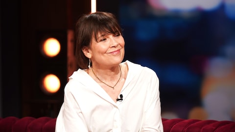 Karine Dufour/La production est encore jeune La comédienne Anne Dorval en entrevue, assise dans un canapé sur le plateau de Bonsoir bonsoir.