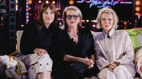 Anne-Élisabeth Bossé, Marie-Thérèse Fortin et Élise Guilbault assises l'une à côté de l'autre sur un canapé. 