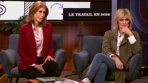 Deux femmes qui écoutent attentivement quelqu'un qui parle.