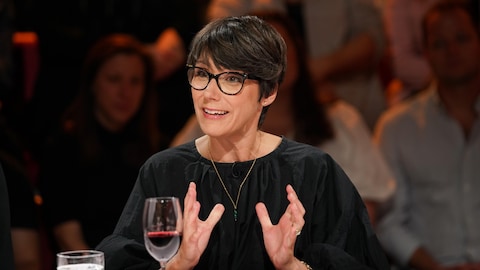 Une femme à la table des invités.