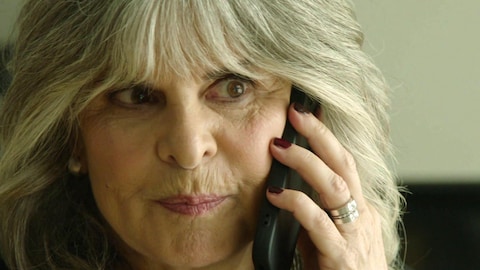 Geneviève regarde son fils Cédric.