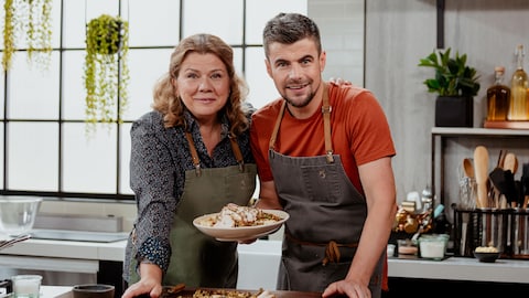 Marina Orsini et Arnaud Marchand posent dans la cuisine avec un plat de dinde.