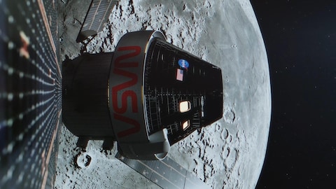 La lune en arrière plan et capsule avec mot NASA et drapeau américain en avant plan.