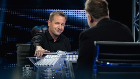 Un participant à l'émission Au suivant est devant Stéphane Bellavance.