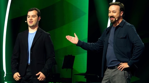 Le duo est debout sur scène.