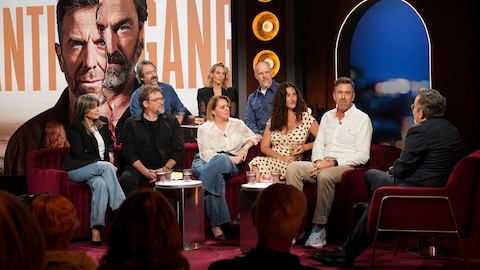 La production est encore jeune / Karine Dufour La distribution d'Antigang est en entrevue sur le plateau de Bonsoir bonsoir.