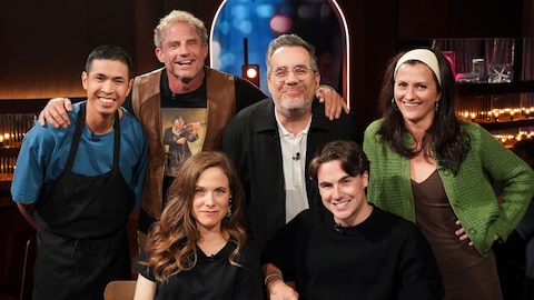 Jean-Sébastien Girard entouré de Justin Morissette, Caroline Dhavernas, Jean-Marie Lapointe, Lou Vincent Desrosiers et Minh Phat Tu. sur le plateau de Bonsoir bonsoir.