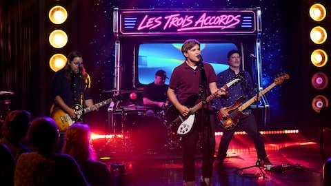 Les Trois Accords sont en prestation sur le plateau de Bonsoir bonsoir.