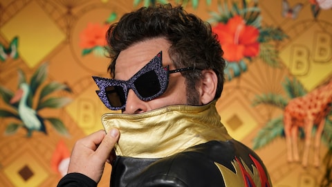M (Matthieu Chedid) caché derrière son blouson.