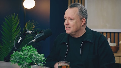 Mike Ward parle avec la personne devant lui.