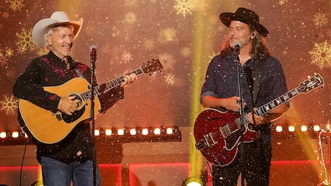 Noël Denuy (Claude Meunier) et Jean-Juillet Denuy (Jean-Sébastien Chouinard) chantent sur le plateau de Bonsoir bonsoir!.