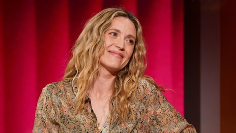 Evelyne Brochu regarde devant elle.